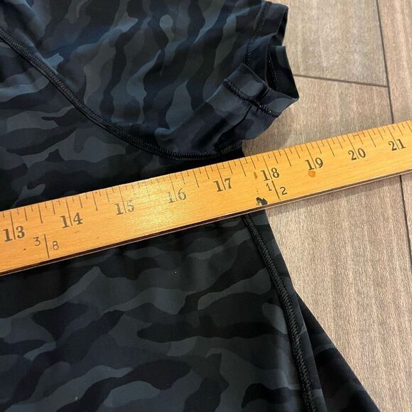 Lululemon Camo Athletic Workout Top Women  8 Bin K-18 - Picture 5 of 7